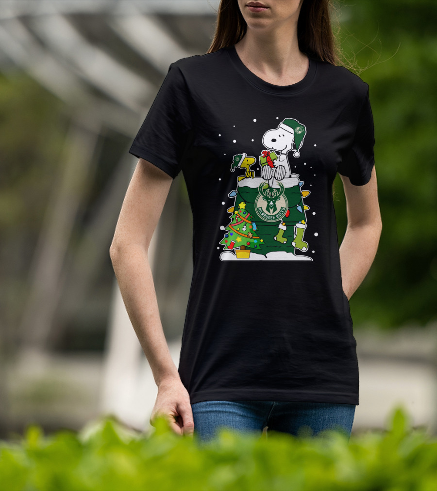 Milwaukee Bucks Snoopy And Woodstock Christmas Scene T-Shirt