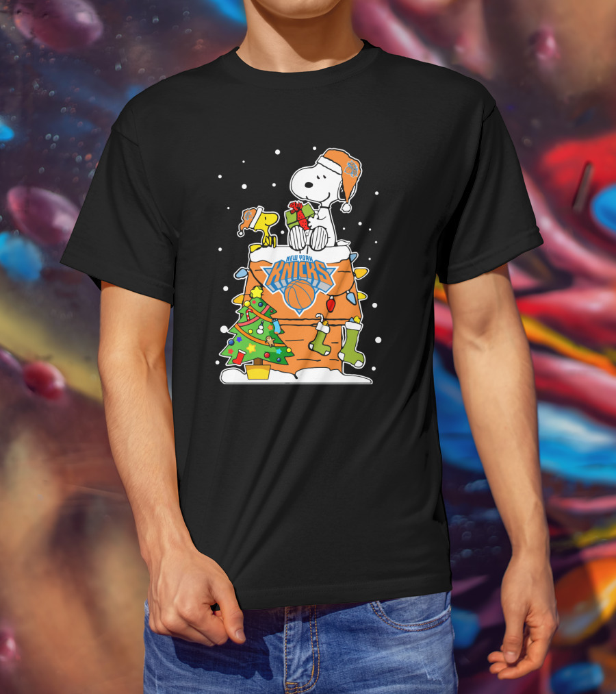 New York Knicks Christmas Snoopy And Woodstock Holiday Scene T-Shirt