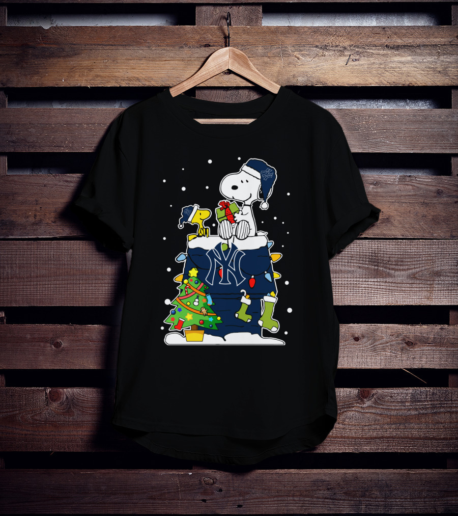 New York Yankees Snoopy Christmas Tree Peanuts T-Shirt