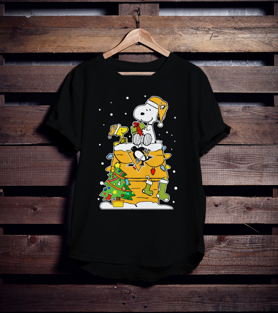 Snoopy And Woodstock Celebrate Christmas With Pittsburgh Penguins Hockey Holiday Scene T-Shirt