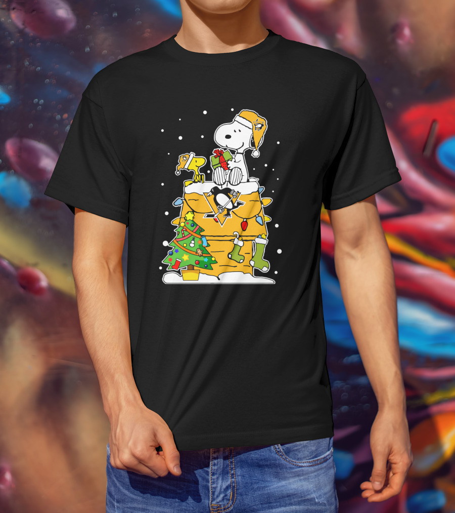Snoopy And Woodstock Celebrate Christmas With Pittsburgh Penguins Hockey Holiday Scene T-Shirt