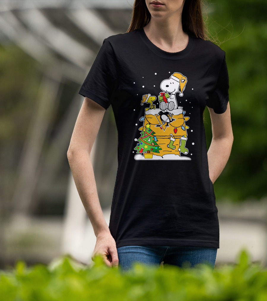 Snoopy And Woodstock Celebrate Christmas With Pittsburgh Penguins Hockey Holiday Scene T-Shirt
