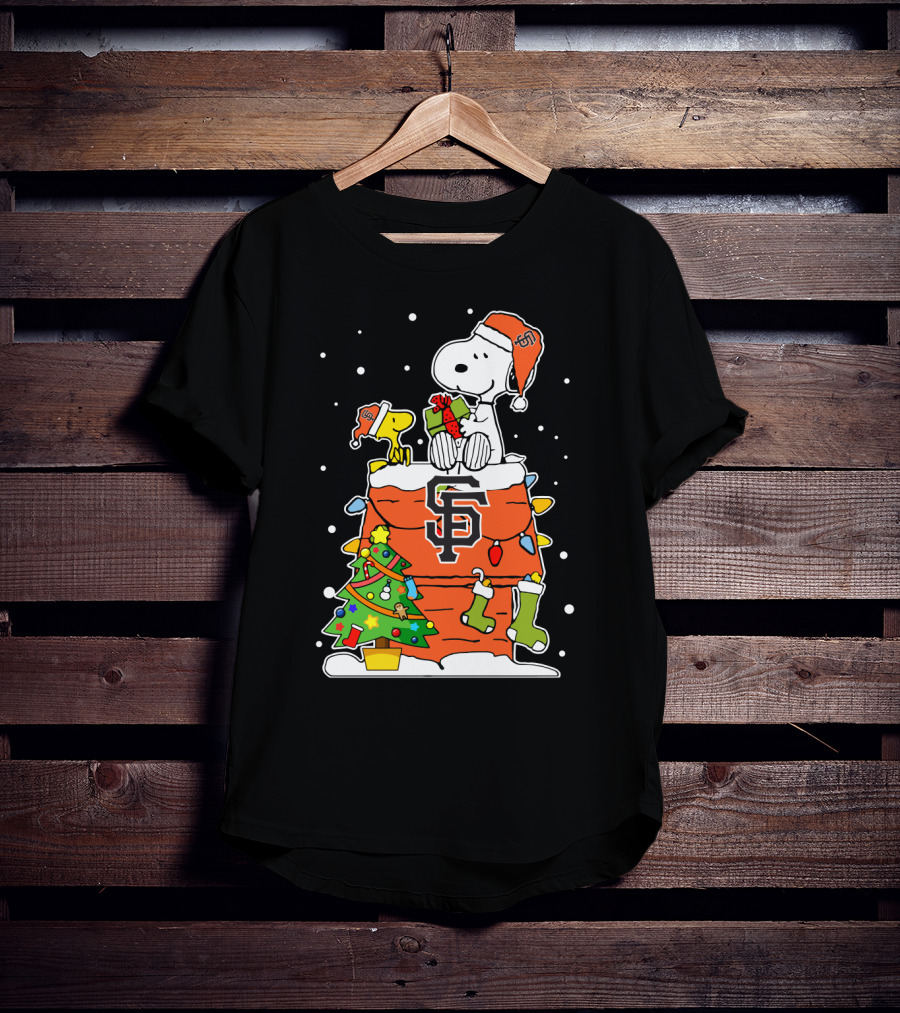 San Francisco Giants Snoopy Christmas Santa Hat With Woodstock And Presents T-Shirt