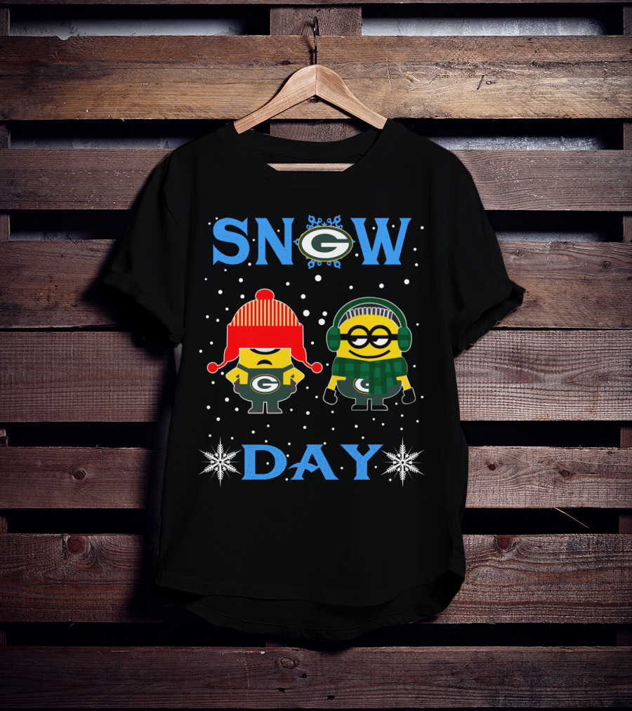 Green Bay Packers Snow Day Minions In Winter Gear Celebrating Snowflakes T-Shirt