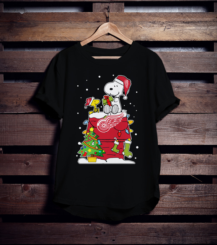 Detroit Red Wings Snoopy And Woodstock Christmas Scene T-Shirt