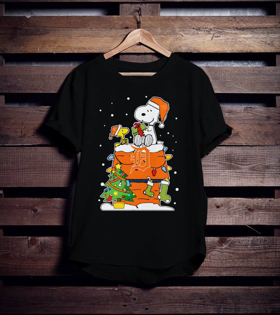 Snoopy And Woodstock Christmas Detroit Tigers Festive Scene T-Shirt
