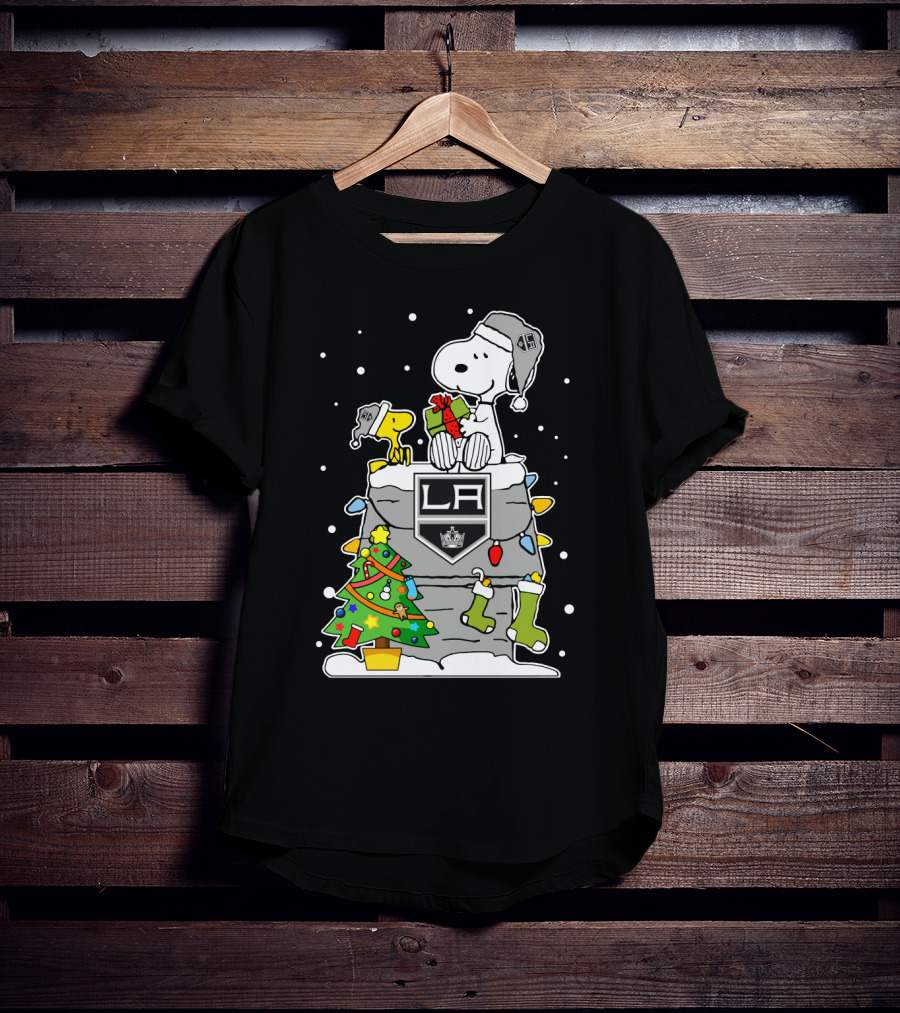 Los Angeles Kings Snoopy And Woodstock Christmas Gift Scene T-Shirt