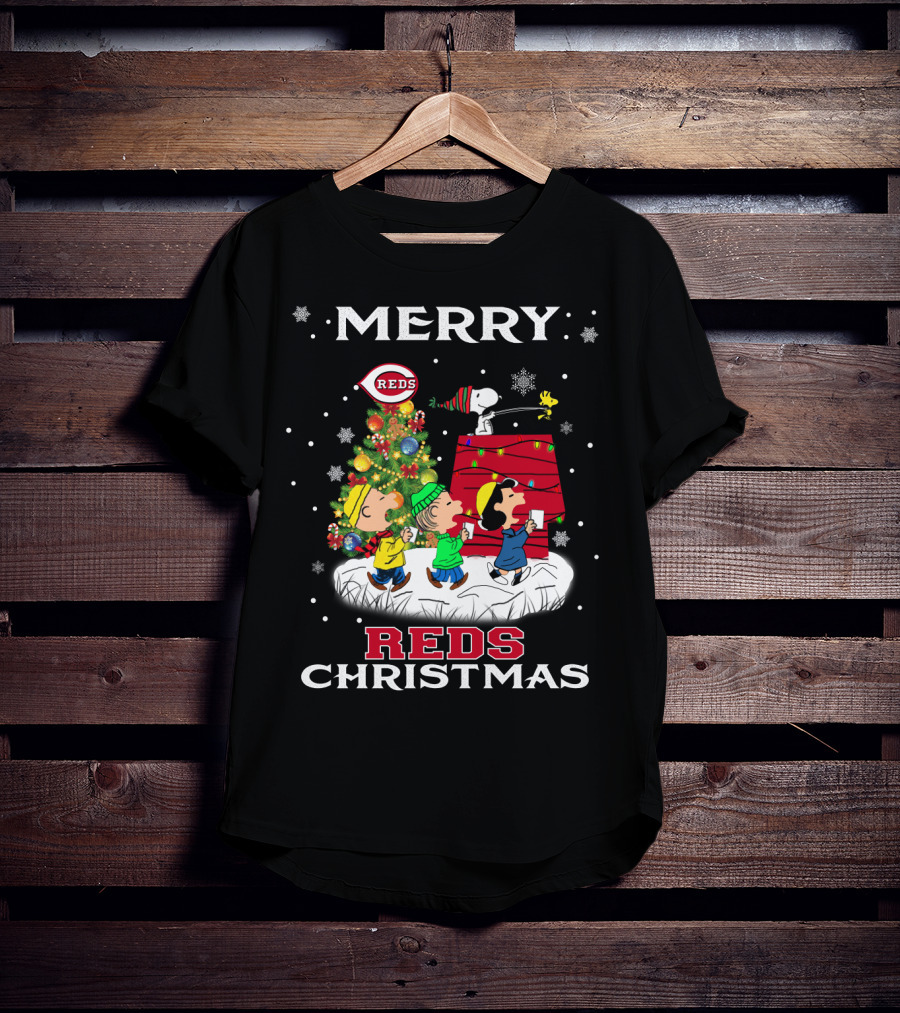 Merry Cincinnati Reds Christmas Featuring Snoopy And Peanuts Characters T-Shirt