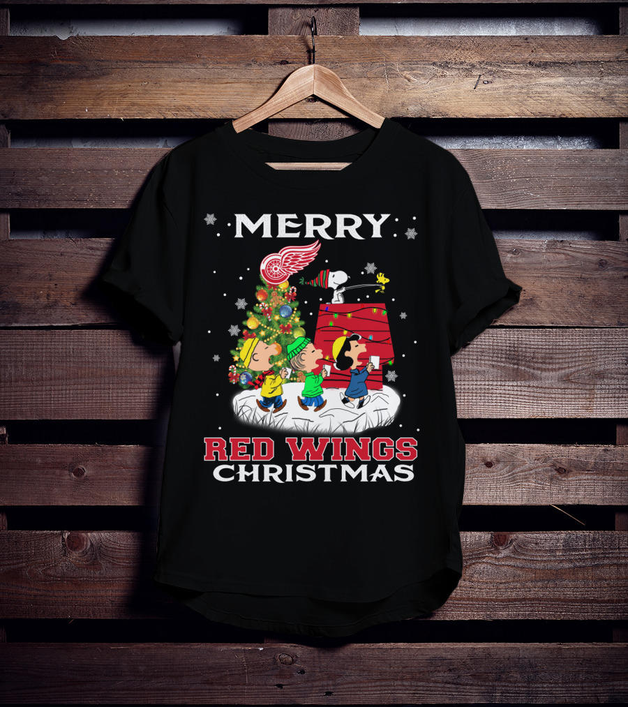 Merry Detroit Red Wings Christmas Featuring Snoopy And Peanuts Characters T-Shirt