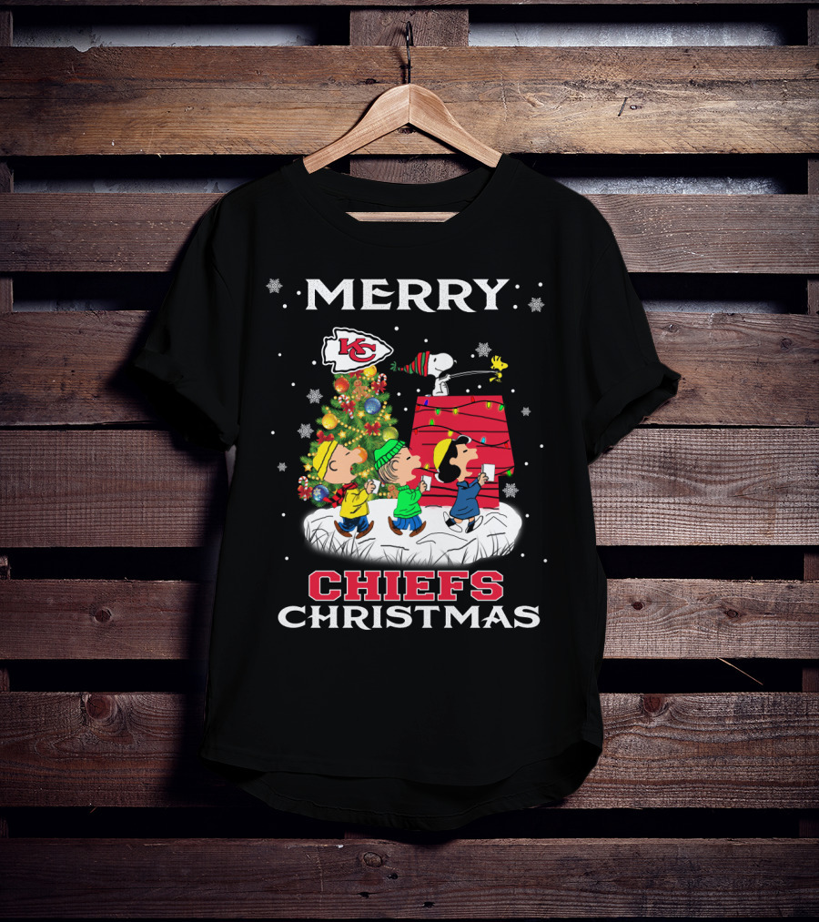 Merry Kansas City Chiefs Christmas Snoopy Fans With Peanuts Characters And Colorful Tree T-Shirt