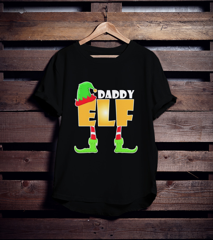 Daddy Elf Christmas Holiday Design With Green Hat And Striped Socks T-Shirt