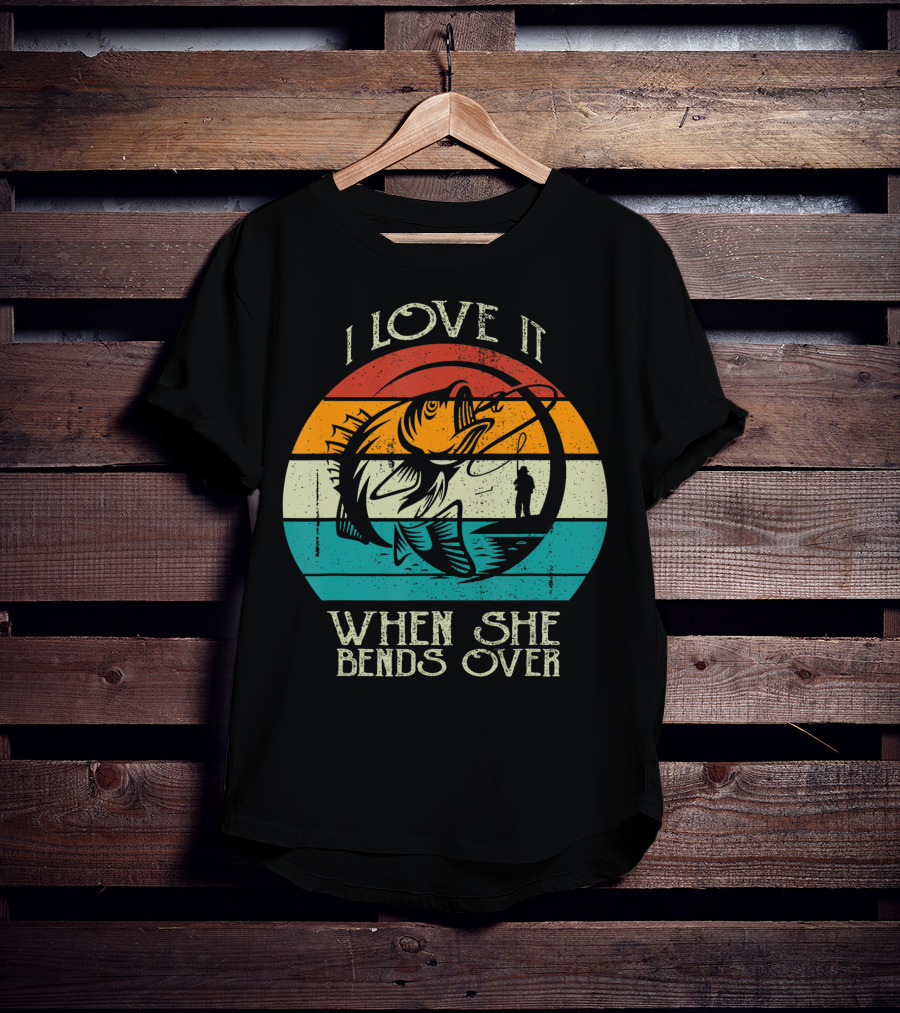 I Love It When She Bends Over Vintage Fishing Lover Retro Sunset T-Shirt