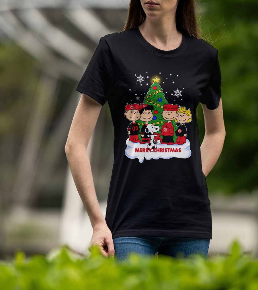 Eintracht Frankfurt Peanuts Merry Christmas With Snoopy And Christmas Tree T-Shirt