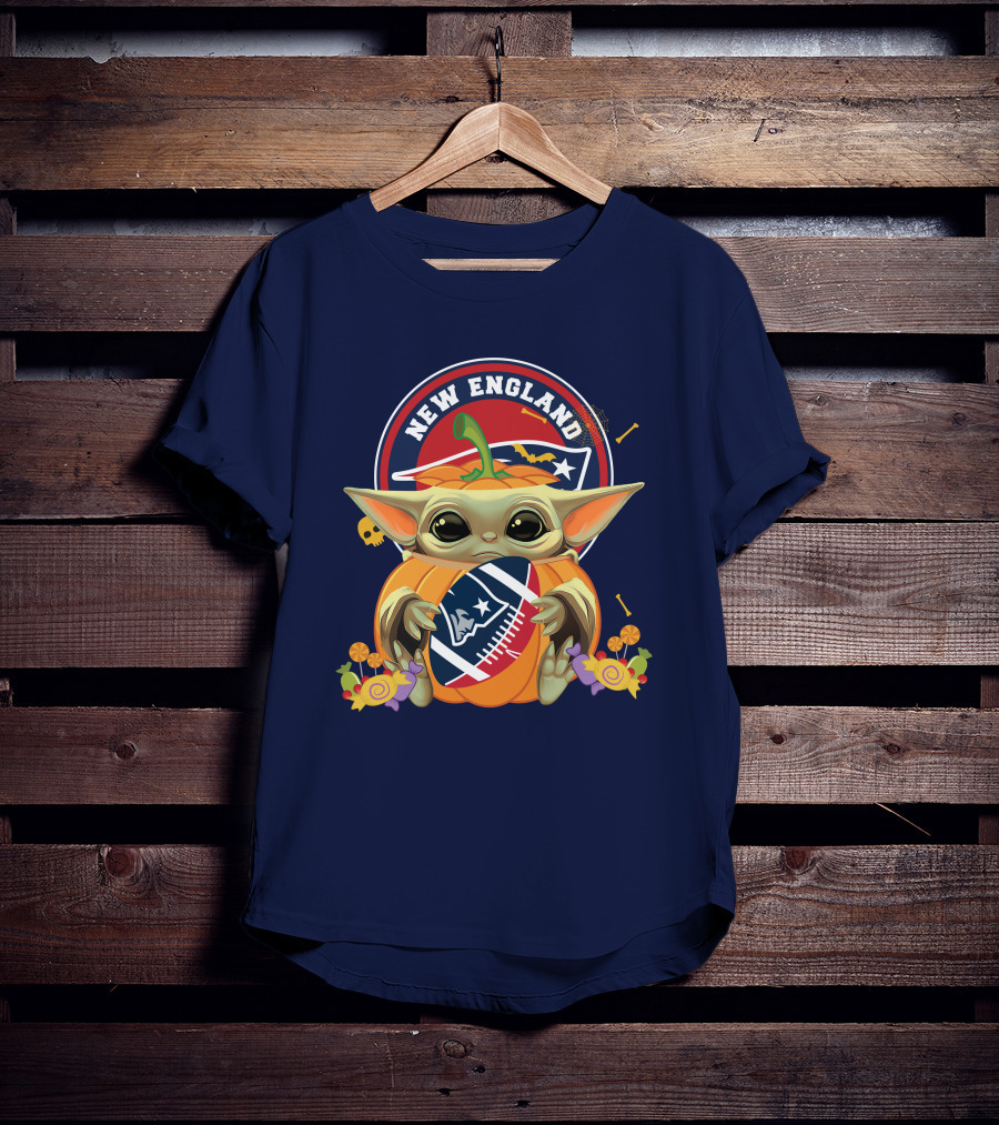 Halloween Pumpkin Baby Yoda Holding New England Patriots Football T-Shirt