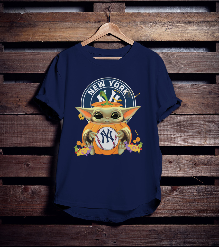 Halloween Pumpkin Baby Yoda Holding New York Yankees Baseball T-Shirt