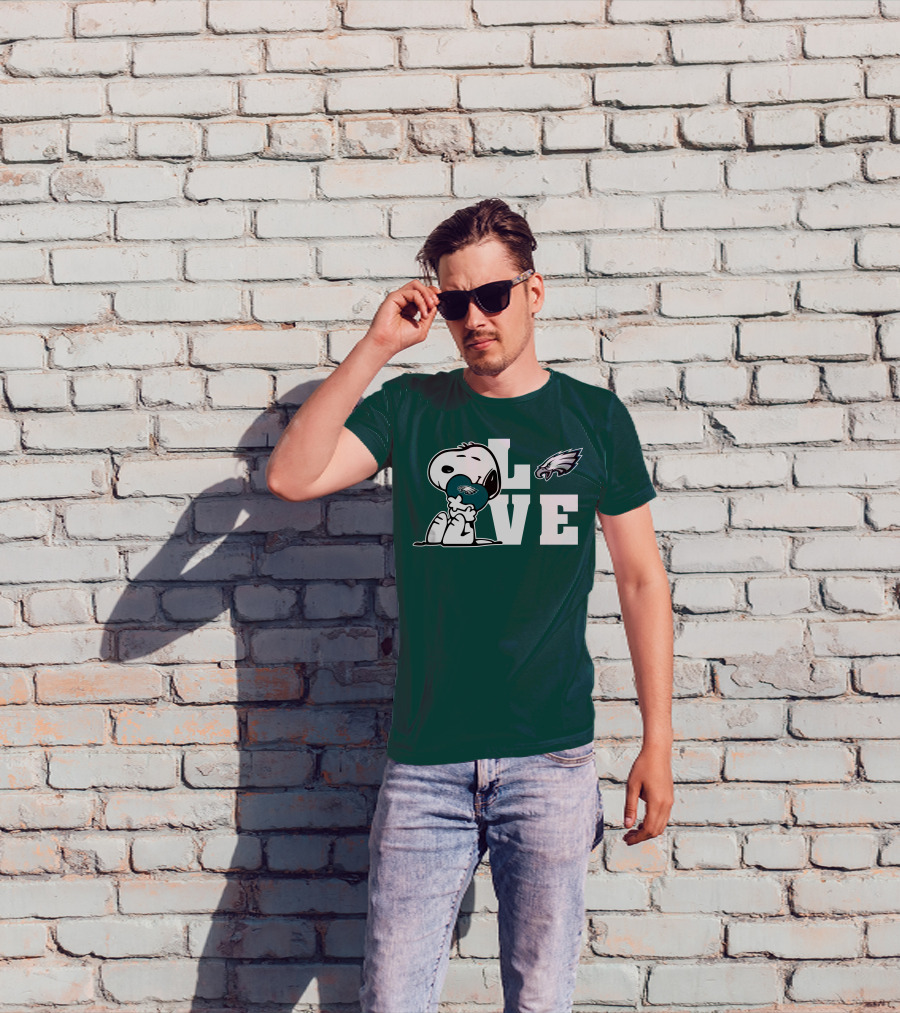 Snoopy Love Philadelphia Eagles Emblem Lve T-Shirt