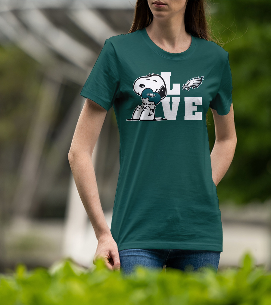 Snoopy Love Philadelphia Eagles Emblem Lve T-Shirt