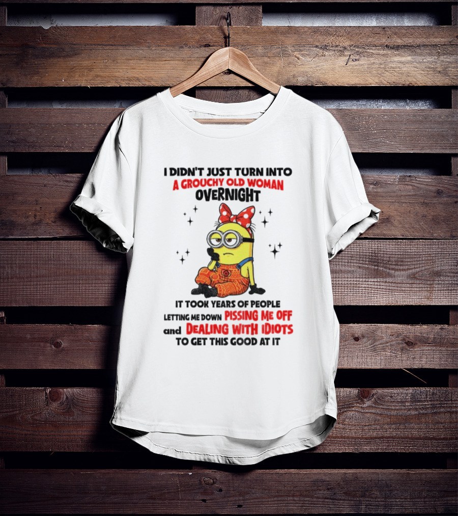 Minion Grouchy Old Woman Pissing Me Off Dealing With Idiots হ হাসির পোস্টার T-Shirt