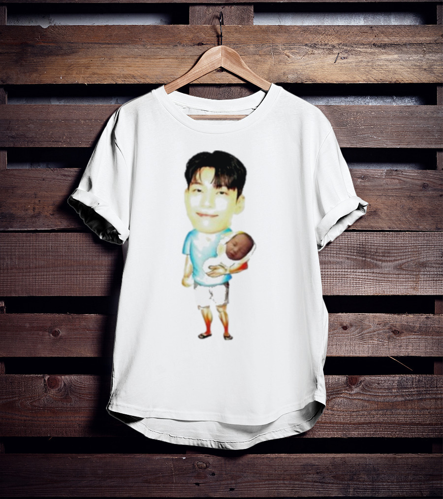 Papa Front Man Squid Game Player 222 Wi Ha Carrying Baby T-Shirt