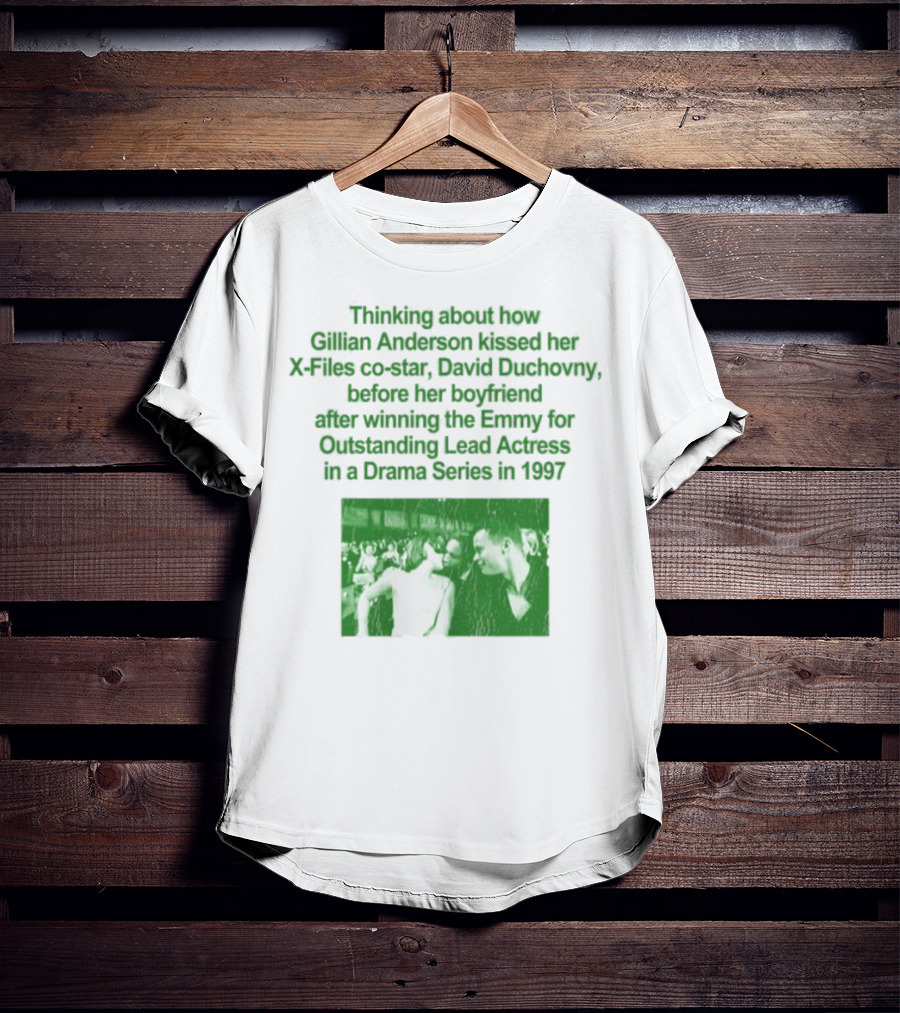 Thinking About How Gillian Anderson Kissed David Duchovny After Winning The Emmy In 1997 T-Shirt