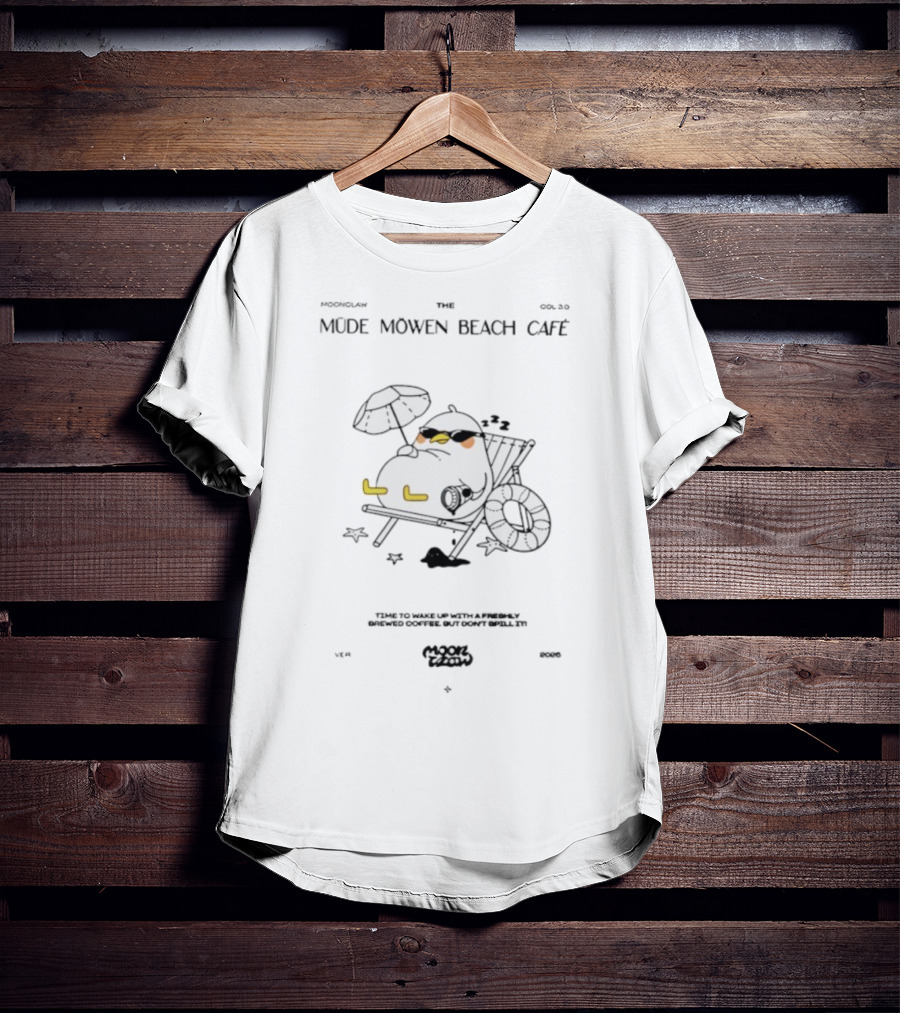 Mahluna Müde Möwen Beach Café Chill Seagull Relaxation Scene T-Shirt