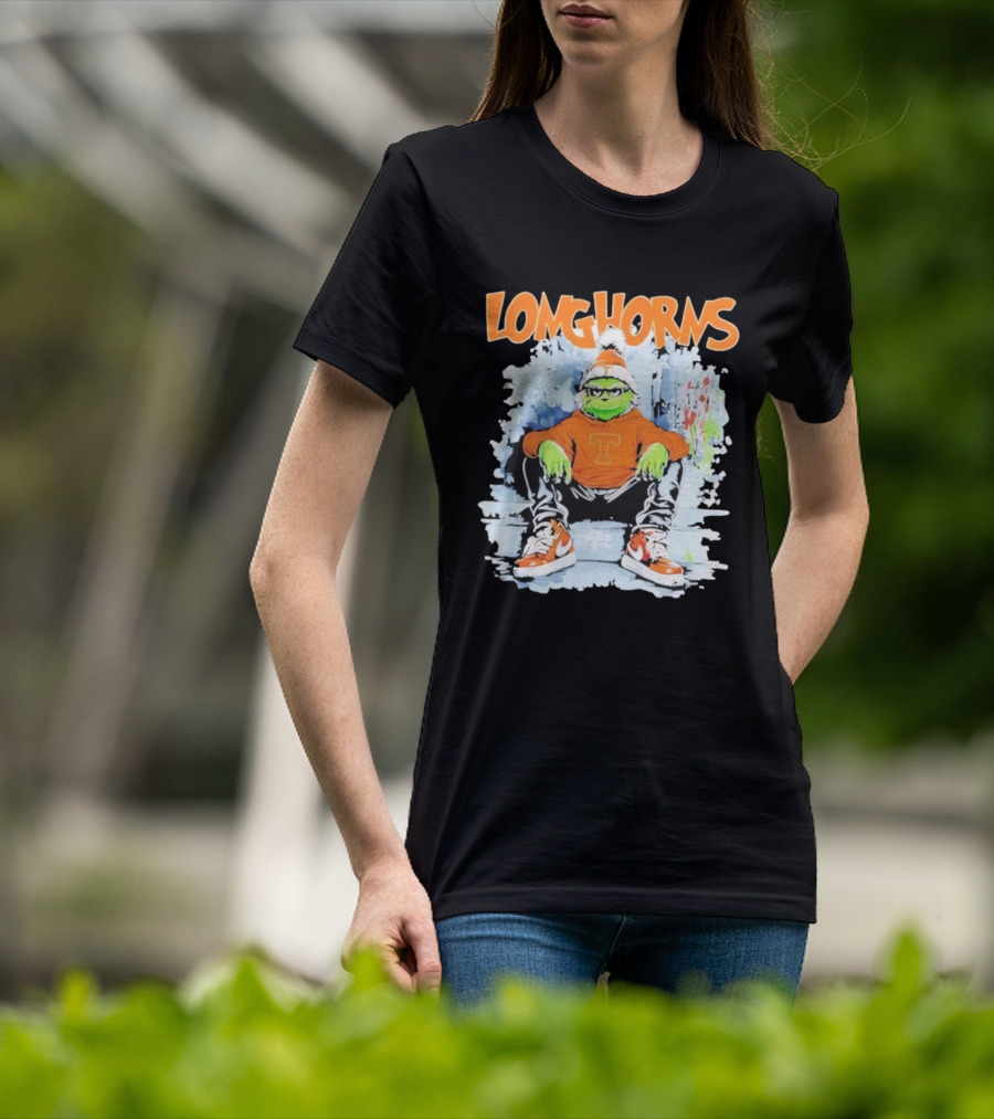 Texas Longhorns Christmas 2025 Grinch Sitting On Steps T-Shirt