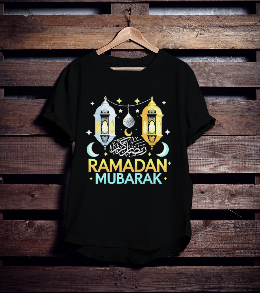 Ramadan Mubarak Arabic Script Lanterns And Crescent Moons T-Shirt