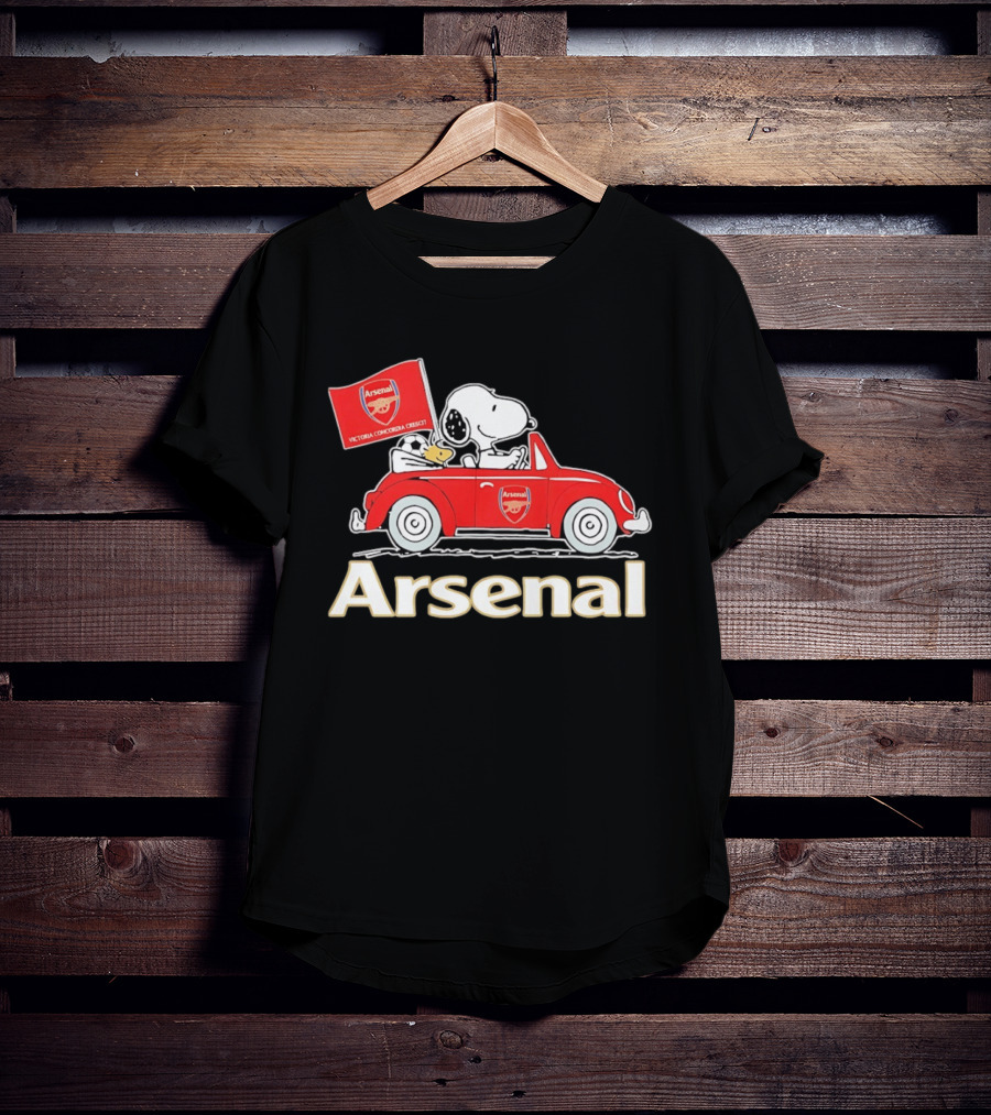 Snoopy Woodstock Arsenal Red Car Victoria Concordia Crescit Flag T-Shirt