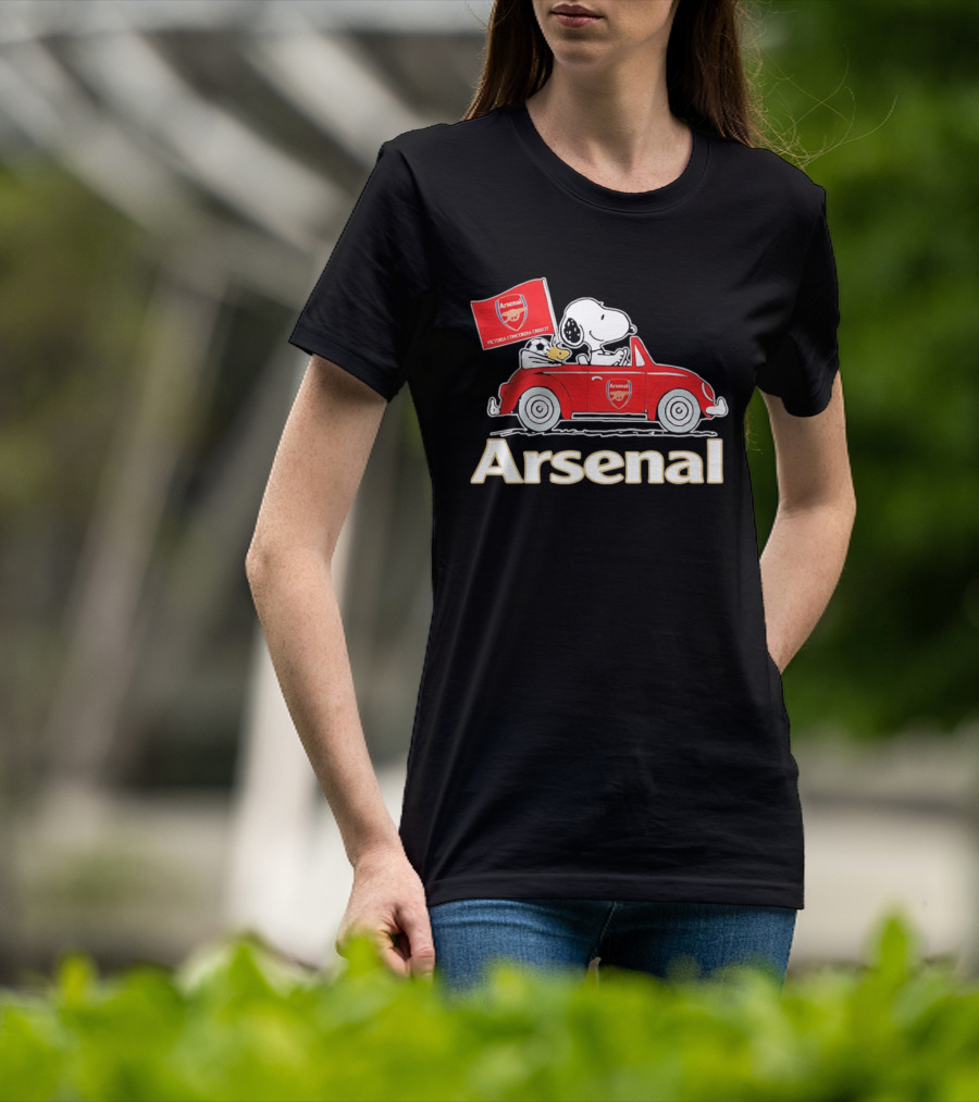 Snoopy Woodstock Arsenal Red Car Victoria Concordia Crescit Flag T-Shirt
