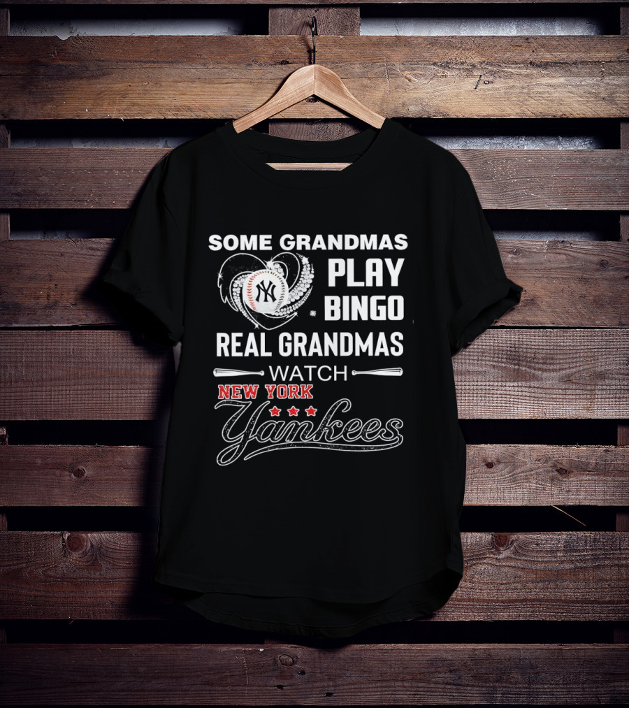 Some Grandmas Play Bingo Real Grandmas New York Yankees T-Shirt