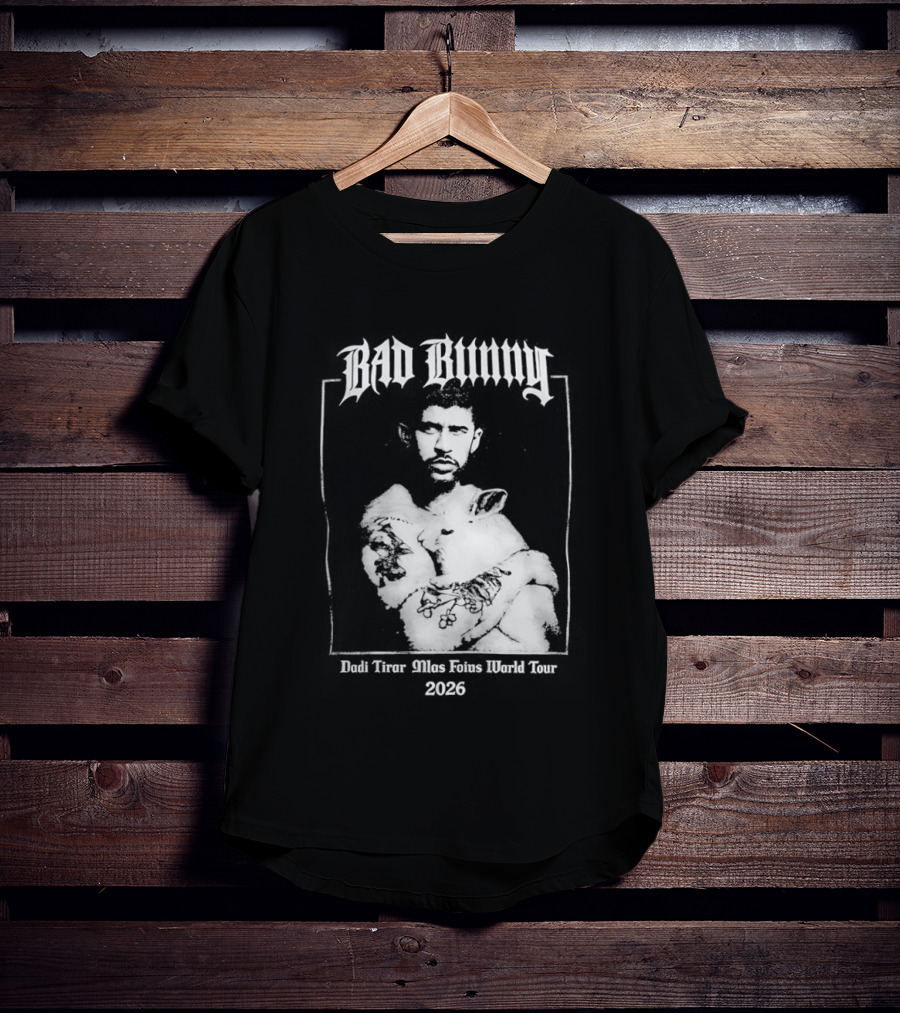 Bad Bunny Hugging Bunny Debi Tirar Mlas Fotos World Tour 2026 T-Shirt