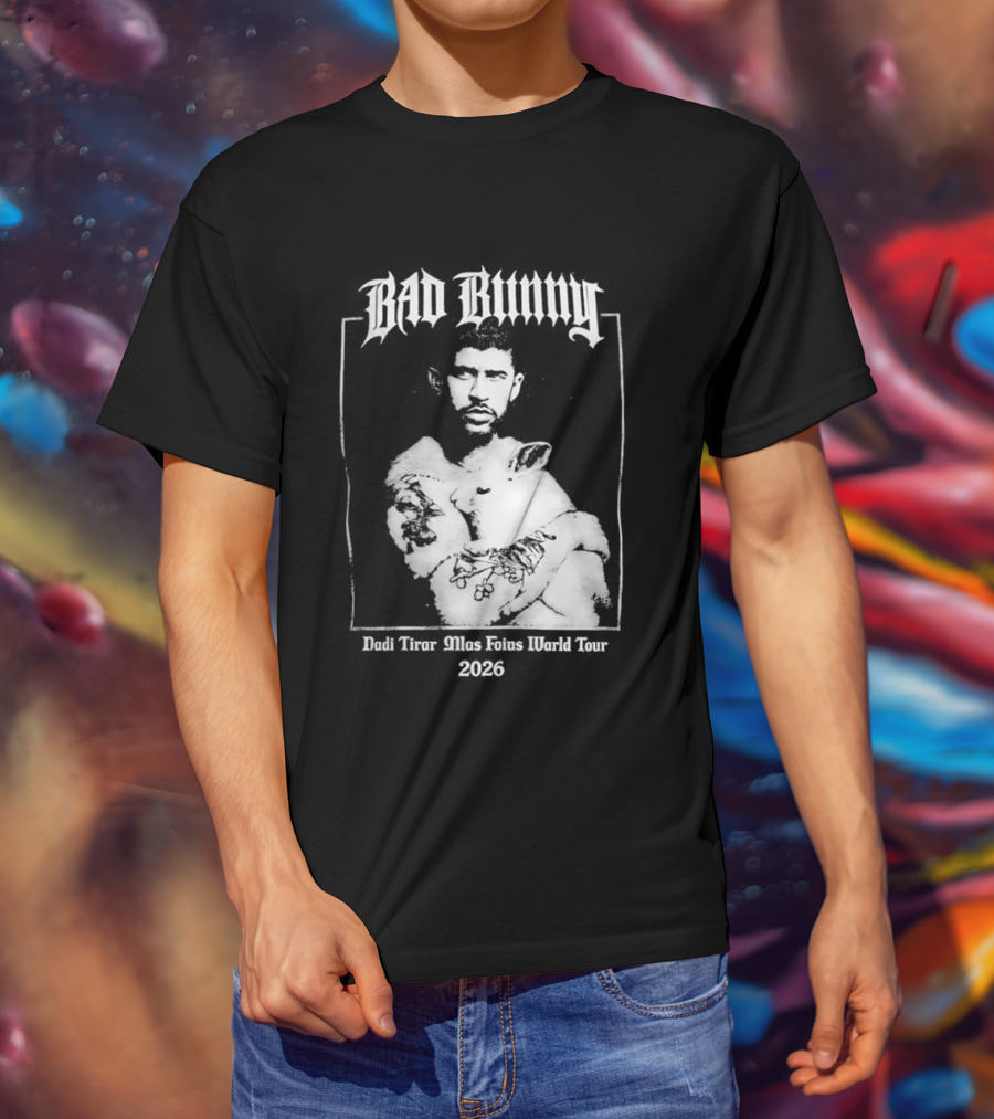 Bad Bunny Hugging Bunny Debi Tirar Mlas Fotos World Tour 2026 T-Shirt