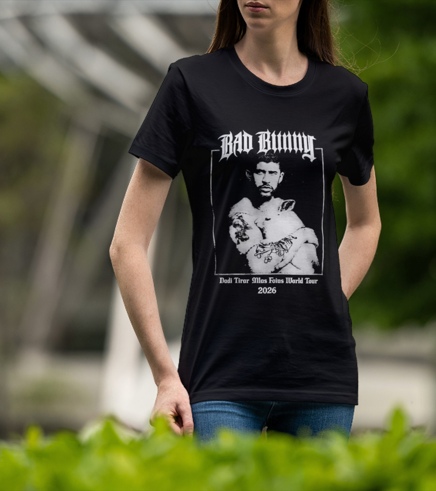 Bad Bunny Hugging Bunny Debi Tirar Mlas Fotos World Tour 2026 T-Shirt