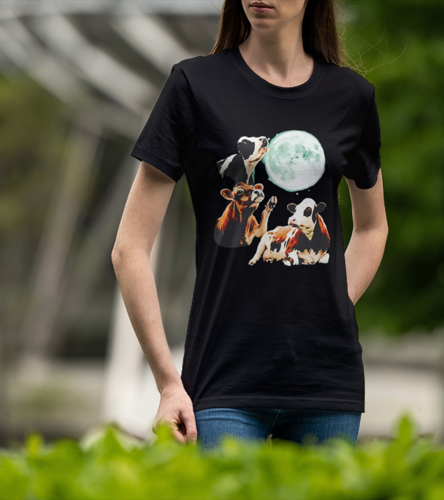 Cow Howling At Moon With Three Cows And Full Moon Scene T-Shirt