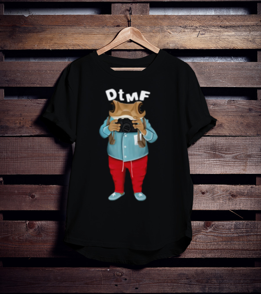 Bad Bunny Dtmf Voy A Mimir Frog Character With Camera T-Shirt