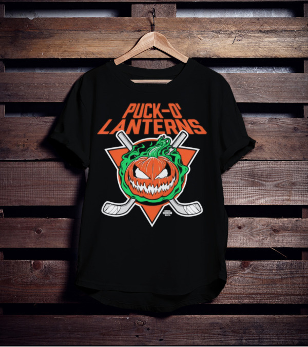 PUck O’ Lanterns Halloween Hockey Theme With Pumpkin And Crossed Sticks T-Shirt