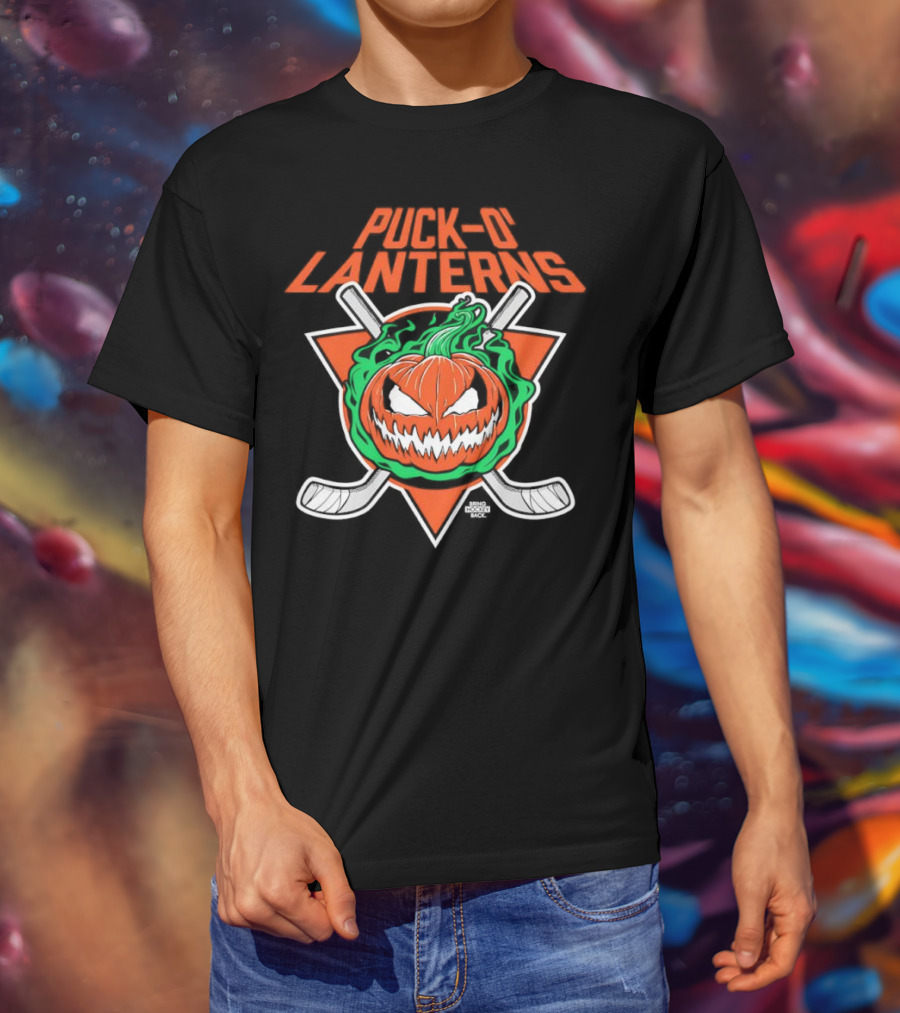 PUck O’ Lanterns Halloween Hockey Theme With Pumpkin And Crossed Sticks T-Shirt