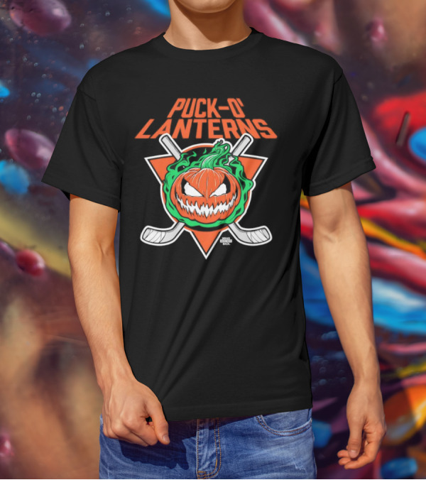 PUck O’ Lanterns Halloween Hockey Theme With Pumpkin And Crossed Sticks T-Shirt