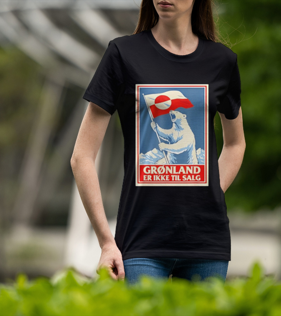 Grønland Er Ikke Til Salg Polar Bear Holding Greenland Flag T-Shirt
