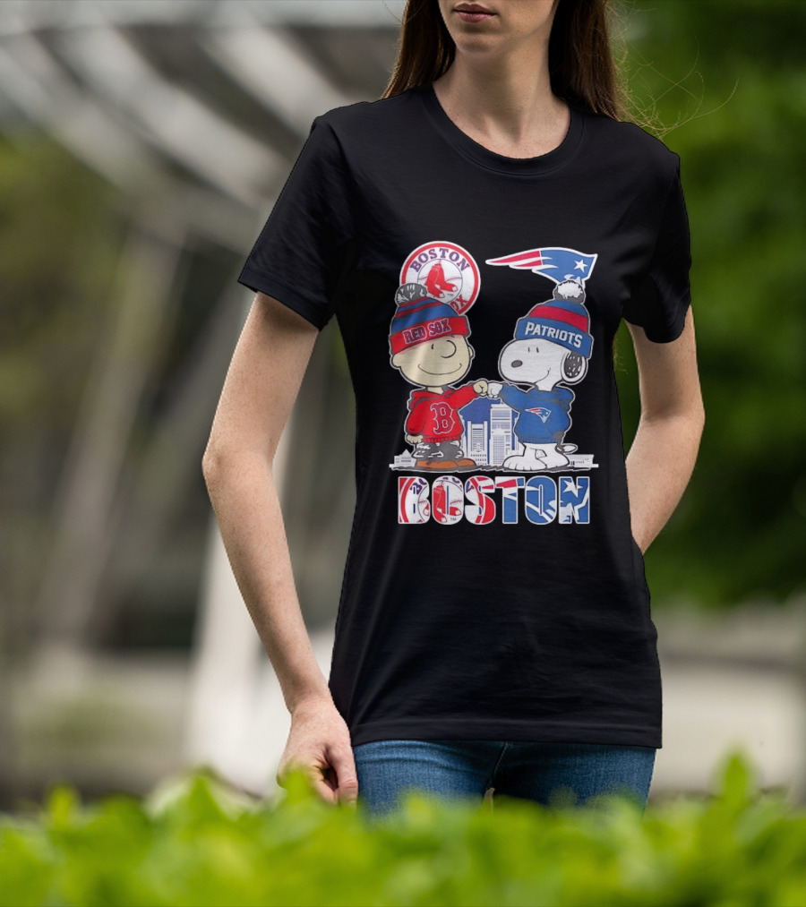 Boston Red Sox And New England Patriots Charlie Brown Snoopy Skyline T-Shirt