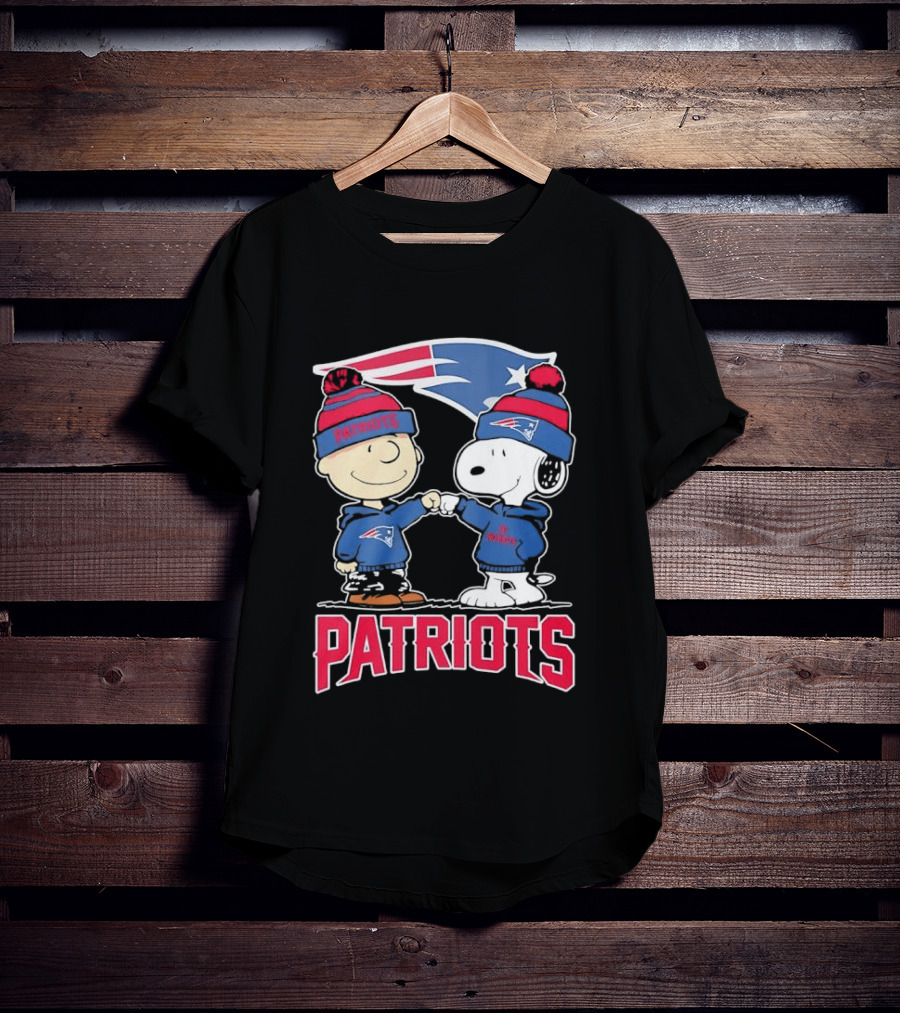 Charlie Brown Snoopy New England Patriots NFL Fist Bump Team Spirit T-Shirt