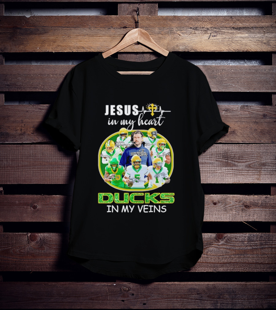 Jesus In My Heart Oregon Ducks In My Veins Football Players Signatures T-Shirt