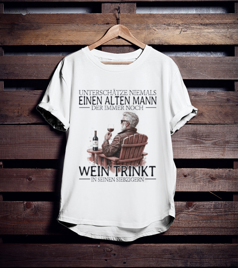 Unterschätze Niemals Einen Alten Mann Der Immer Noch Wein Trinkt In Seinen Siebzigern T-Shirt