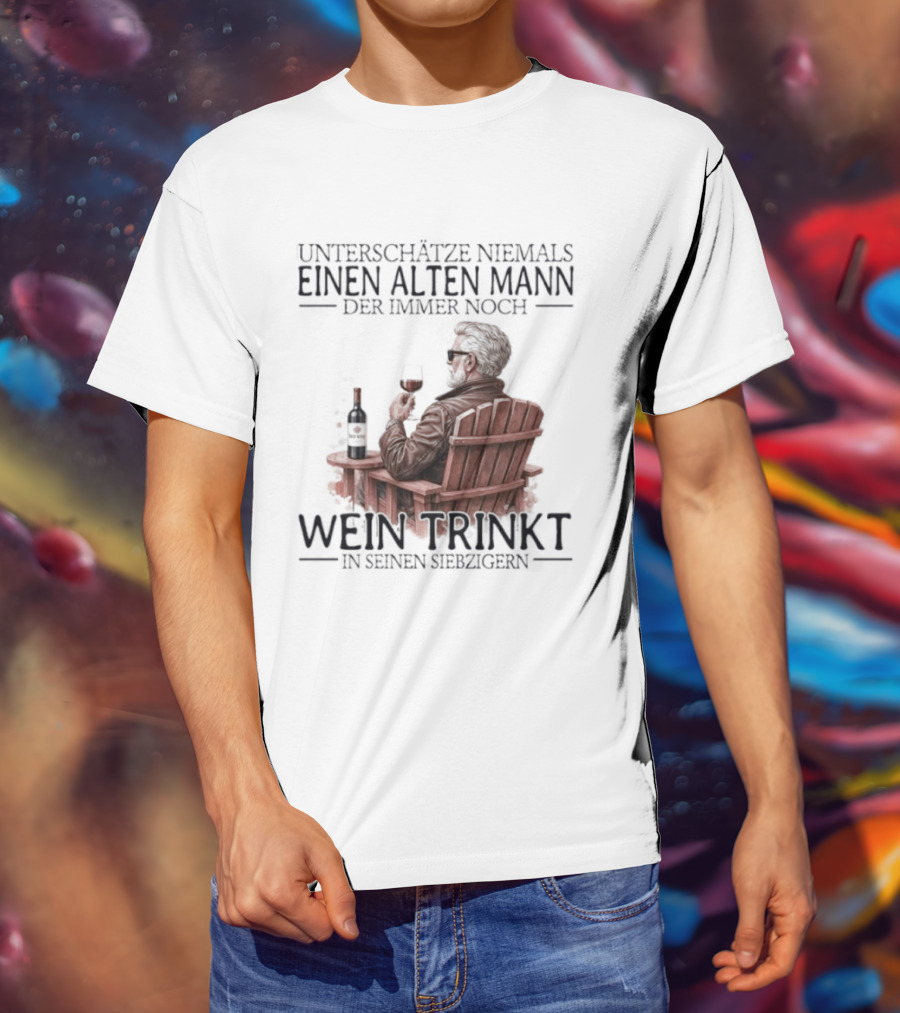 Unterschätze Niemals Einen Alten Mann Der Immer Noch Wein Trinkt In Seinen Siebzigern T-Shirt