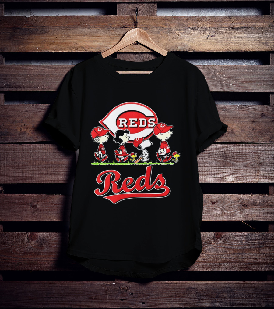 Snoopy Charlie Brown Linus Lucy Cincinnati Reds Baseball T-Shirt