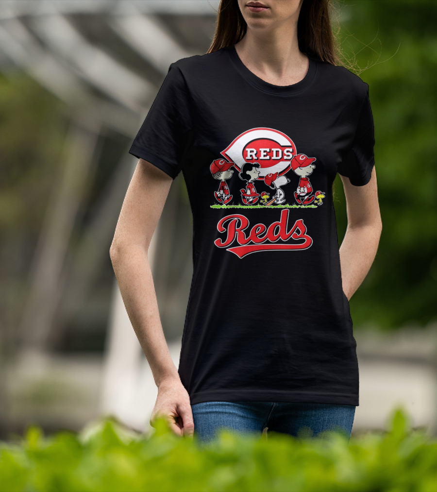 Snoopy Charlie Brown Linus Lucy Cincinnati Reds Baseball T-Shirt