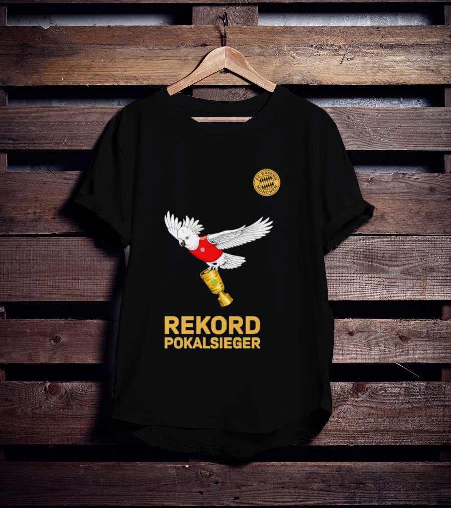 FC Bayern Munchen Rekord Pokalsieger Cockatoo With Trophy T-Shirt