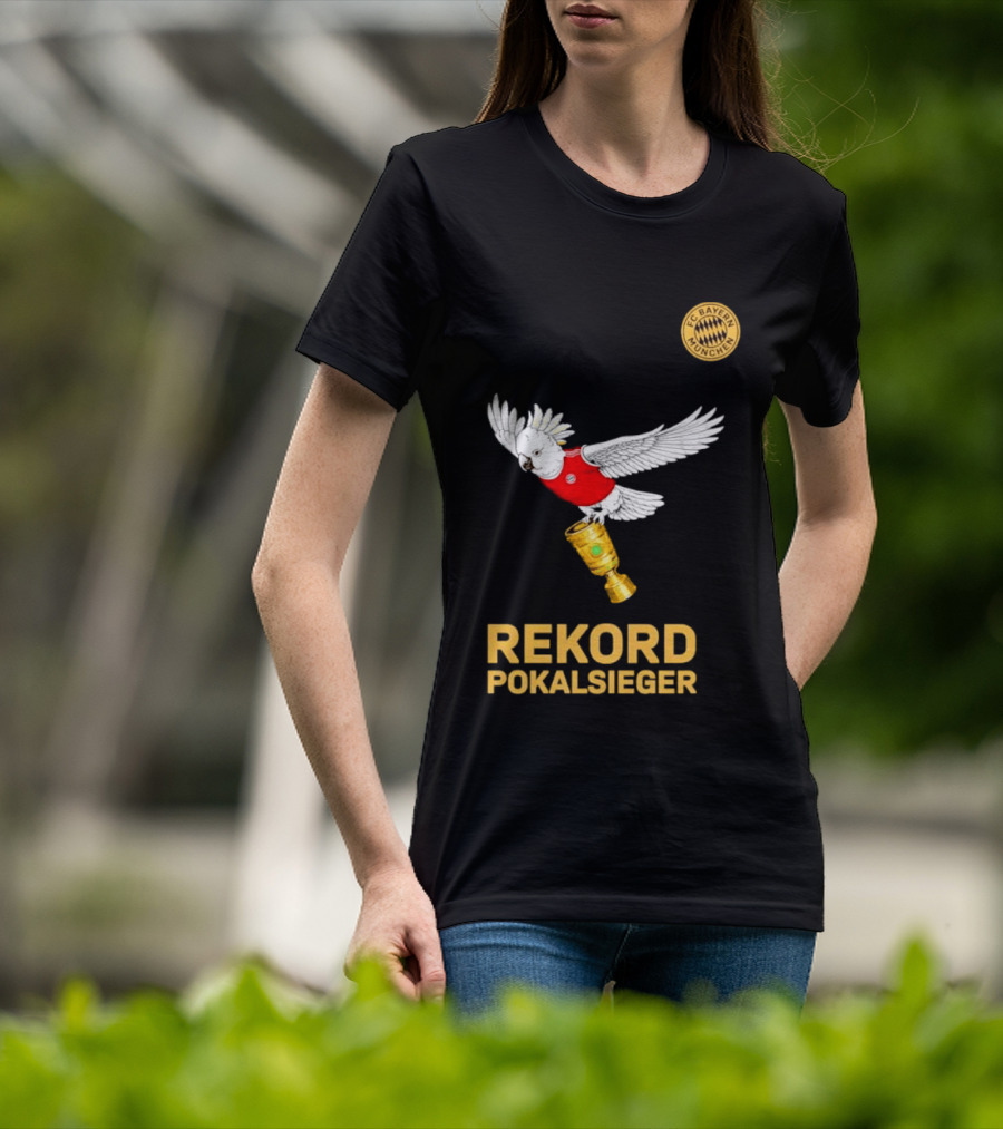 FC Bayern Munchen Rekord Pokalsieger Cockatoo With Trophy T-Shirt