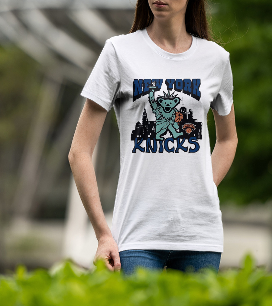 New York Knicks Bear Statue Of Liberty Basketball Skyline T-Shirt
