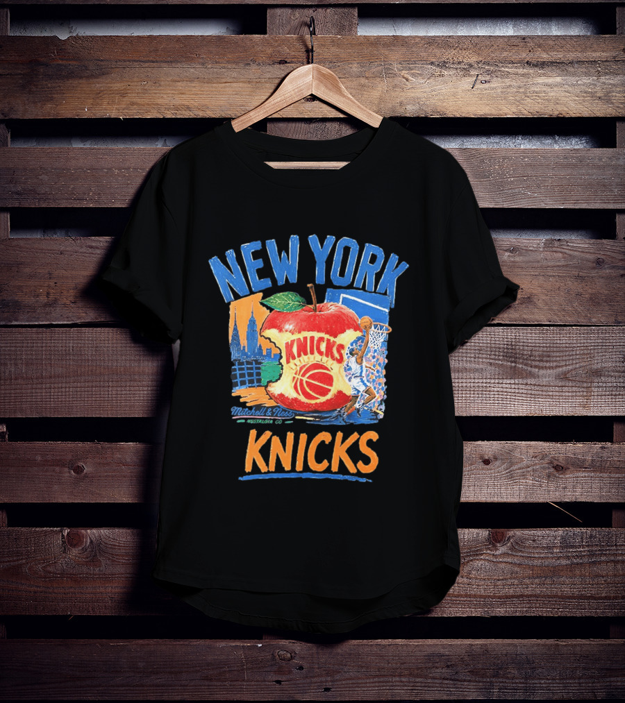 Mitchell & Ness New York Knicks NBA Apple Skyline Basketball Dunk Scene T-Shirt